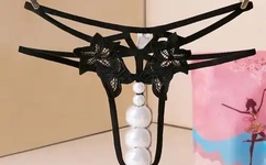 用牙齿轻吸咬小豆